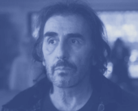 Zwischen Nebel, Erinnerung und Meer sucht ein Paar nach einem toten Körper – und findet in „Arcadia“ eine geheimnisvolle Welt, in der Verlust und Liebe untrennbar miteinander verwoben sind.