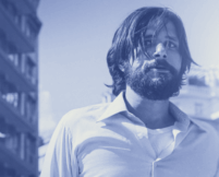 Zwischen Nebel, Erinnerung und Meer sucht ein Paar nach einem toten Körper – und findet in „Arcadia“ eine geheimnisvolle Welt, in der Verlust und Liebe untrennbar miteinander verwoben sind.