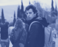 Zwischen Realität und Fiktion verliert ein junger Regisseur in Athen die Kontrolle über seinen eigenen Film – und vielleicht über die Wirklichkeit selbst.