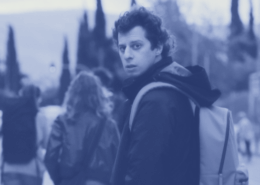 Zwischen Realität und Fiktion verliert ein junger Regisseur in Athen die Kontrolle über seinen eigenen Film – und vielleicht über die Wirklichkeit selbst.