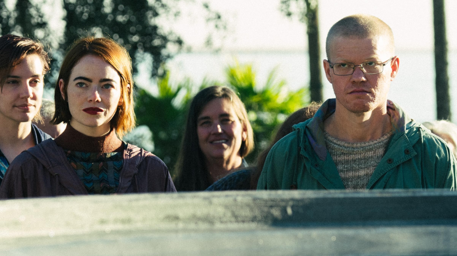 ChatGPT: Drei Geschichten, ein verstörendes Spiegelkabinett: In „Kinds of Kindness“ seziert Yorgos Lanthimos mit bitterem Humor die Abgründe menschlicher Kontrolle, Abhängigkeit und scheinbarer Liebe.