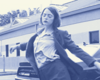 Drei Geschichten, ein verstörendes Spiegelkabinett: In „Kinds of Kindness“ seziert Yorgos Lanthimos mit bitterem Humor die Abgründe menschlicher Kontrolle, Abhängigkeit und scheinbarer Liebe.