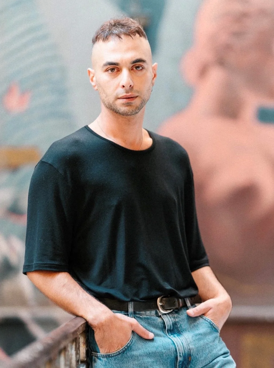 Der griechische Schauspieler und Performancekünstler Iōko Ioannis Kotidis – bekannt aus dem Cannes-prämierten Kurzfilm *The Distance Between Us and the Sky* – steht für eine neue Generation von Künstlern, die Körper, Identität und Emotion zu radikaler Poesie verschmelzen.