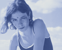 Ein Segel gleitet über das ägäische Blau – Vater und Zwillinge treiben zwischen Sonne, Erinnerung und dem leisen Wiedersehen mit einer verlorenen Mutter.