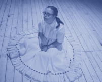 Auf der Bühne findet Loxy ihre Stimme – ein stiller Triumph über Barrieren und Vorurteile, eingefangen in einem bewegenden Dokumentarfilm über Mut, Kunst und Menschlichkeit.