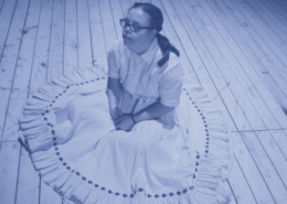 Auf der Bühne findet Loxy ihre Stimme – ein stiller Triumph über Barrieren und Vorurteile, eingefangen in einem bewegenden Dokumentarfilm über Mut, Kunst und Menschlichkeit.