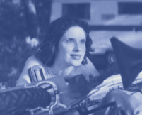 Auf der Suche nach Sinn und Gemeinschaft zieht Chloé mit einer Gruppe junger Idealisten durch Griechenland – ein Roadtrip zwischen Rebellion, Zärtlichkeit und dem Traum, die Welt ein Stück weicher zu machen.