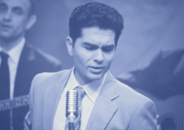 Ein bewegendes Biopic über den legendären Sänger Stelios Kazantzidis – seine Stimme, seine Kämpfe und die Musik, die zum Herzschlag Griechenlands wurde.