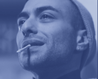 Ein nächtliches Zusammentreffen an einer Tankstelle irgendwo in Griechenland – zwei Fremde, 22,50 Euro und die zarte Möglichkeit, dass Nähe manchmal das Einzige ist, was uns vom Himmel trennt.