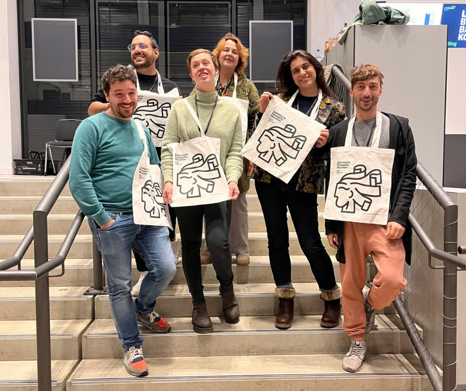 Ein Teil des ehrenamtlichen Teams der 36. Griechischen Filmwoche in München zeigt das neue Logo