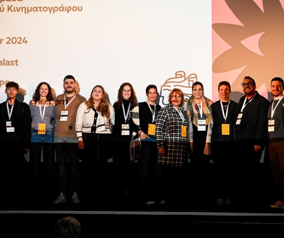 Ein Teil des ehrenamtlichen Teams der 39. Griechischen Filmwoche in München auf der Bühne der großen Eröffnung im Rio Filmpalast